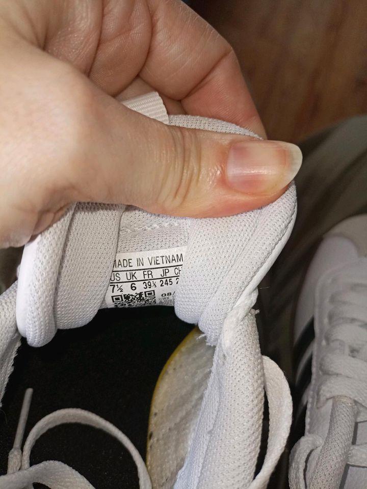 Adidas Sneaker nagel neu ungetragen in Voerde (Niederrhein)