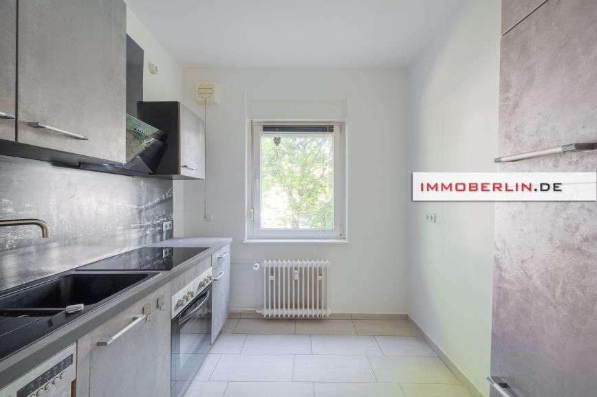 IMMOBERLIN.DE - Frisch renoviert! Sympathische Wohnung mit Südwestbalkon in angenehmer Lage in Berlin