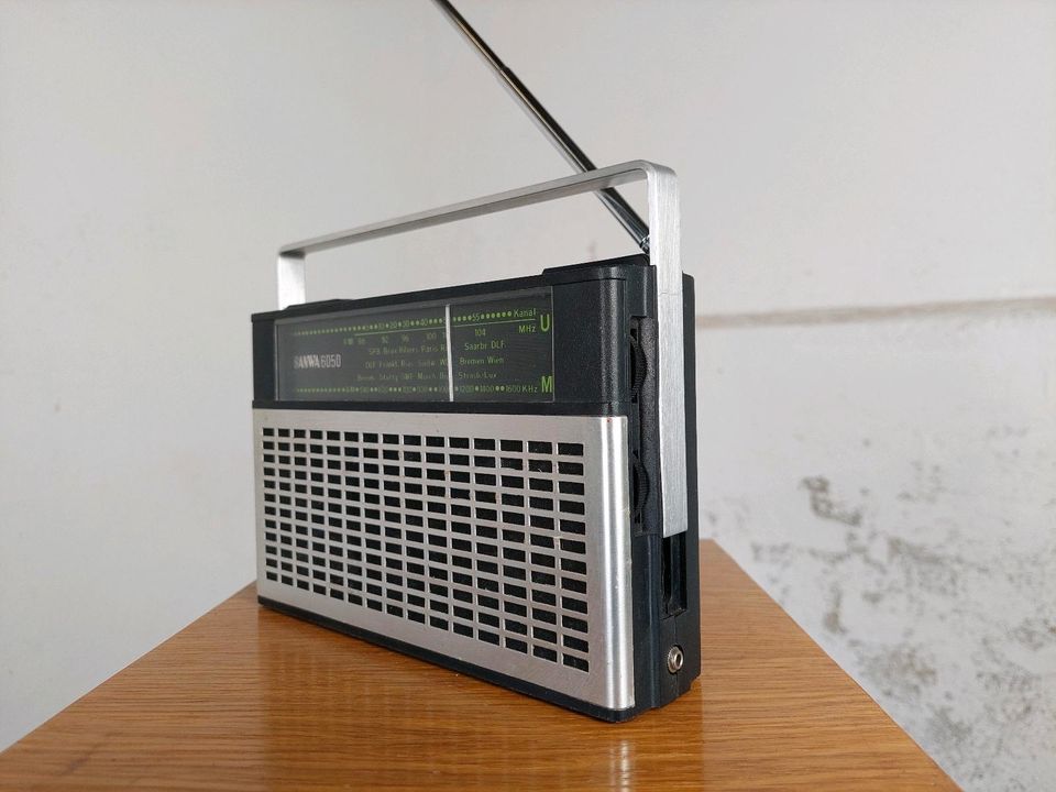 Vintage Sanwa 6050 Radio Retro in Berlin