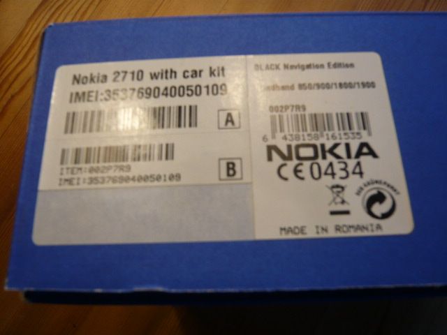 Nokia 2710 mit car Kit in Uhingen