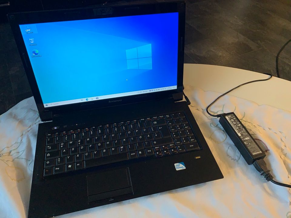 Laptop Lenovo mit Windows 10 in Hemer