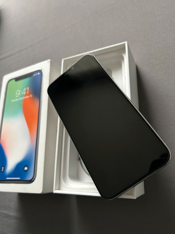 iPhone X 64GB mit Zubehör in Hamburg