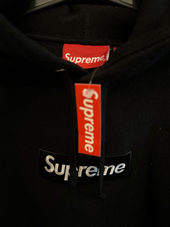 Supreme Box Logo Hoodie M schwarz weiß neu 2023 in Frankfurt am Main