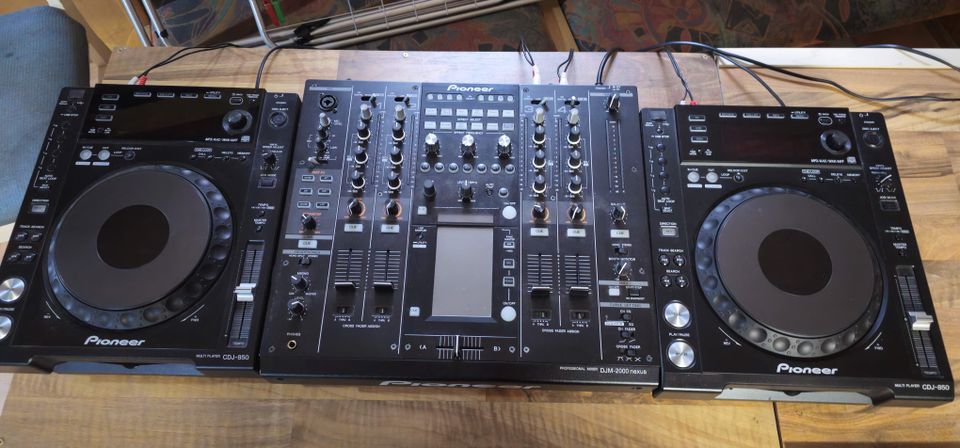 Set, Pioneer DJM 2000nx + 2x CDJ 850k + 3x Case in Brilon