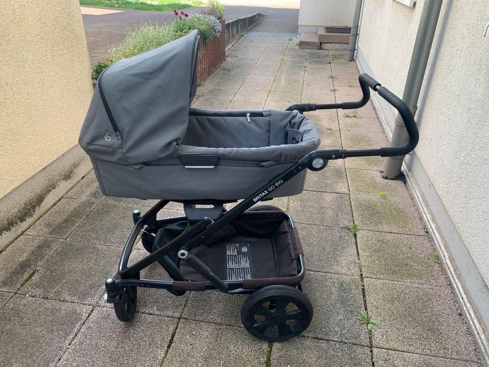 Römer/Britax GO BIG Kinderwagen in grau mit Zubehör in Dossenheim