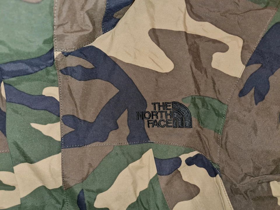 The North Face Camouflage Jacke Gr.M & Willie Esco Jeans Hip Hop in Winsen (Luhe)