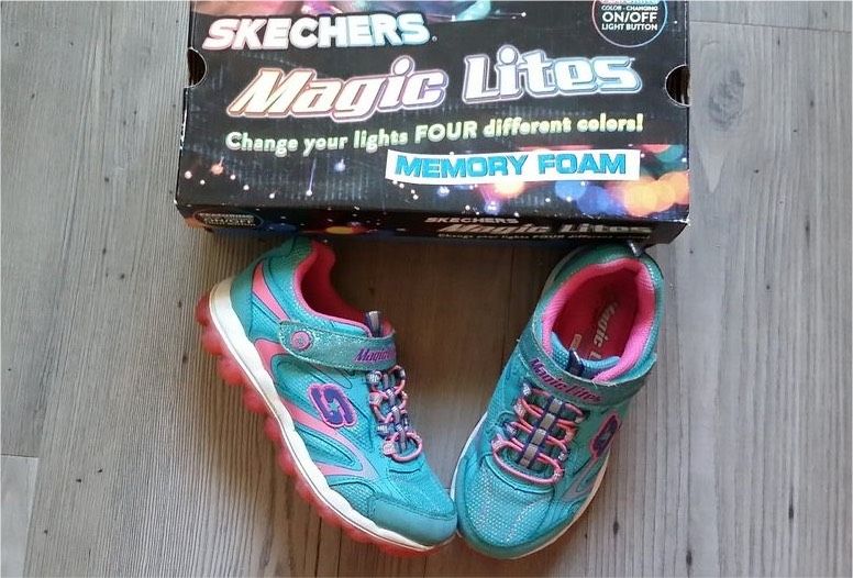 Mädchen Schuhe SKECHERS Magic Lites Gr. 32 in Fürstenwalde (Spree)