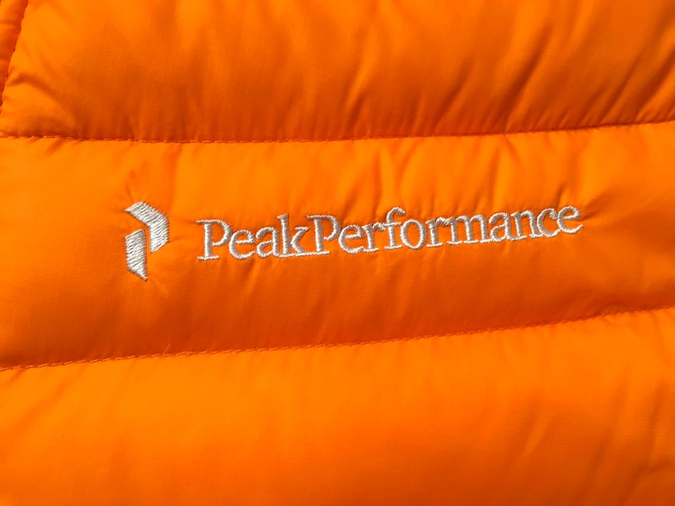 Peak Performance Daunen Jacke Signalfarbe in Roßdorf