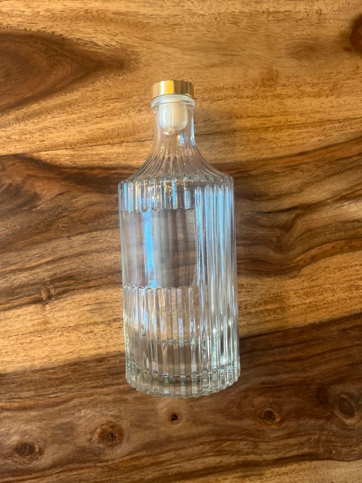 schöne Glasflasche, Flasche für alkoholische Getränke, Vase, Deko in Augsburg