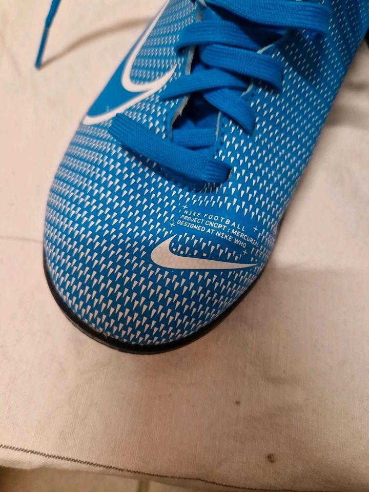 Nike Fussball Hallenschuhe Schuhe, Gr. 35,5 in Kiel