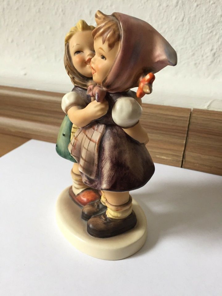 Das Geheimnis  -  Original Hummel-Figur in Leverkusen