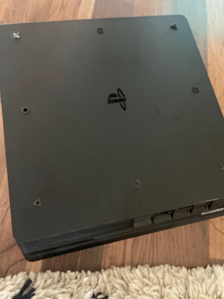 PlayStation 4 Slim mit Controller in Singen