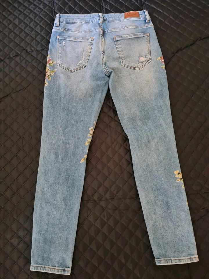 Jeans von Zara Basic Gr.38 in Wiesbaden