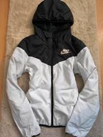 Nike Jacke Übergang Wendejacke gr Xs 34 schwarz / weiß Bayern - Schwarzenbach am Wald Vorschau