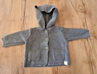 Strickjacke mit Kapuze dunkelgrau Gr. 62/68 TCM Niedersachsen - Surwold Vorschau