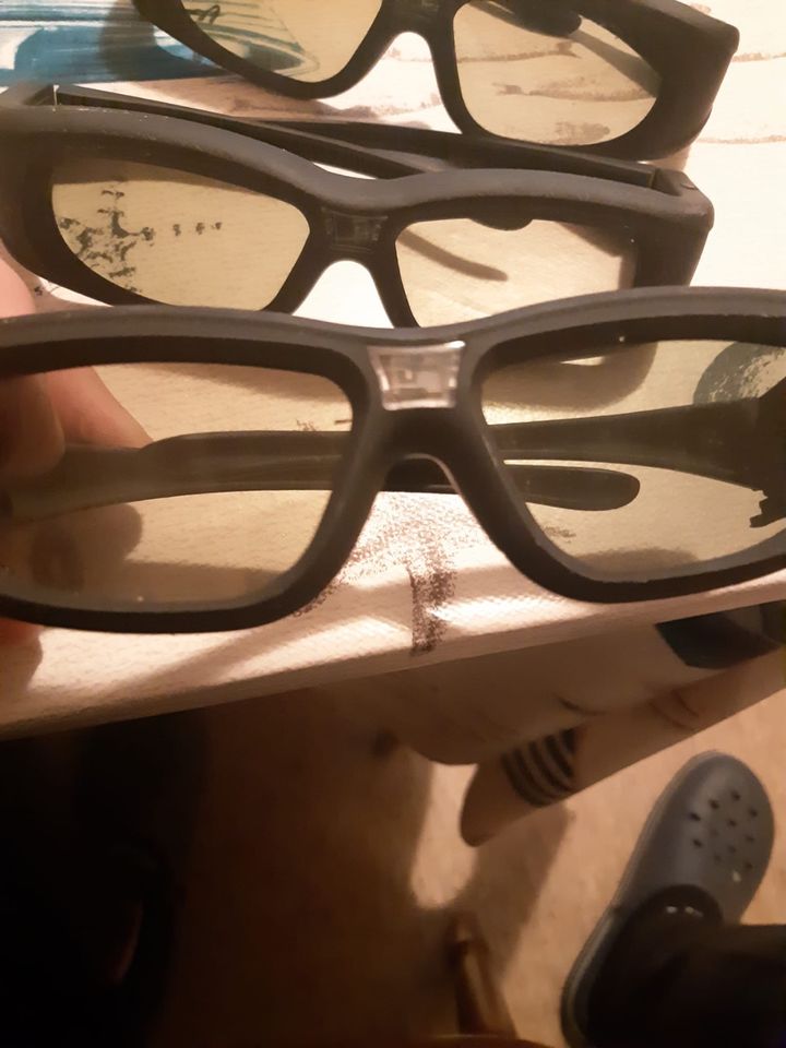 Drei 3-D Brille mit Aufladen in Diepholz