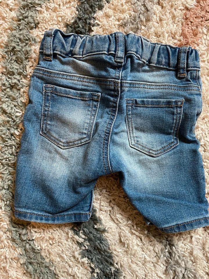 kurze Jeansshorts von H&M | Größe 68 in Fußgönheim