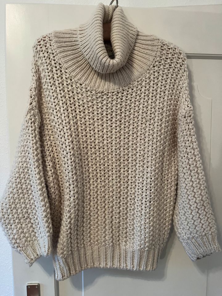 Pullover mit Rollkragen beige in Freiburg im Breisgau