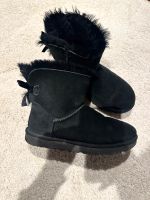 UGG Boots Mini Bailey Bow Schwarz Gr. 38 Wildleder Niedersachsen - Göttingen Vorschau