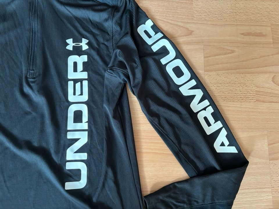 Under Armour Funktionsshirt, schwarz, Gr. SM in Schwalmstadt