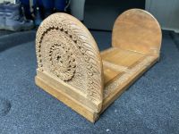 Sehr alter Bücherhalter geschnitzt aus Holz verstellbar Baden-Württemberg - Neuhausen Vorschau
