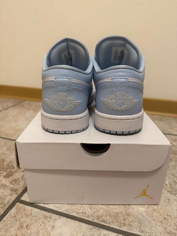 Neuwertig wmns Air Jordan 1 low ice Blue Gr. 40,5 in Bersenbrück