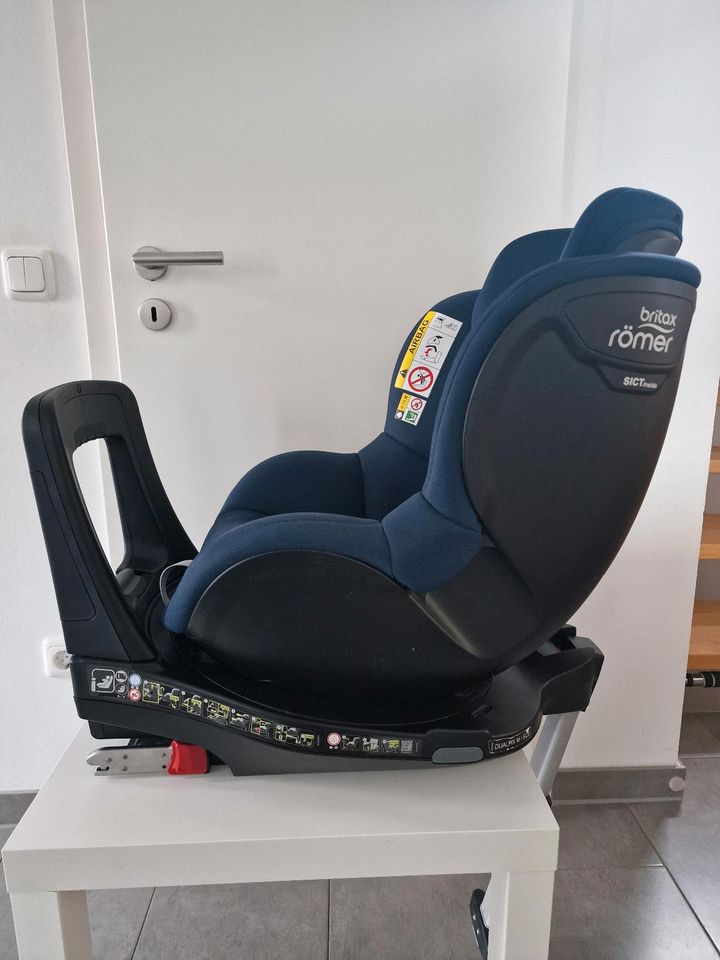 Britax Römer dualfix m i-size Auto Sitz Kindersitz indigo blue in Neuss