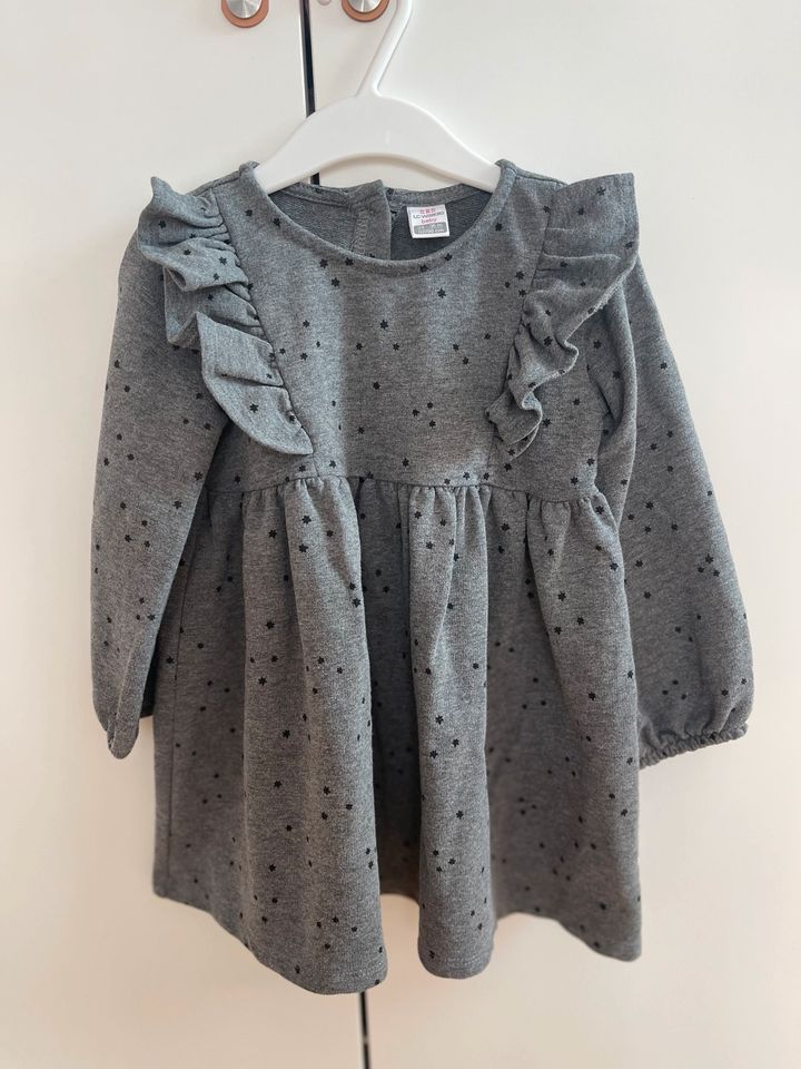 Kleid, Rüschen , Sterne, Gr. 92/98, Mädchen grau in Grasbrunn