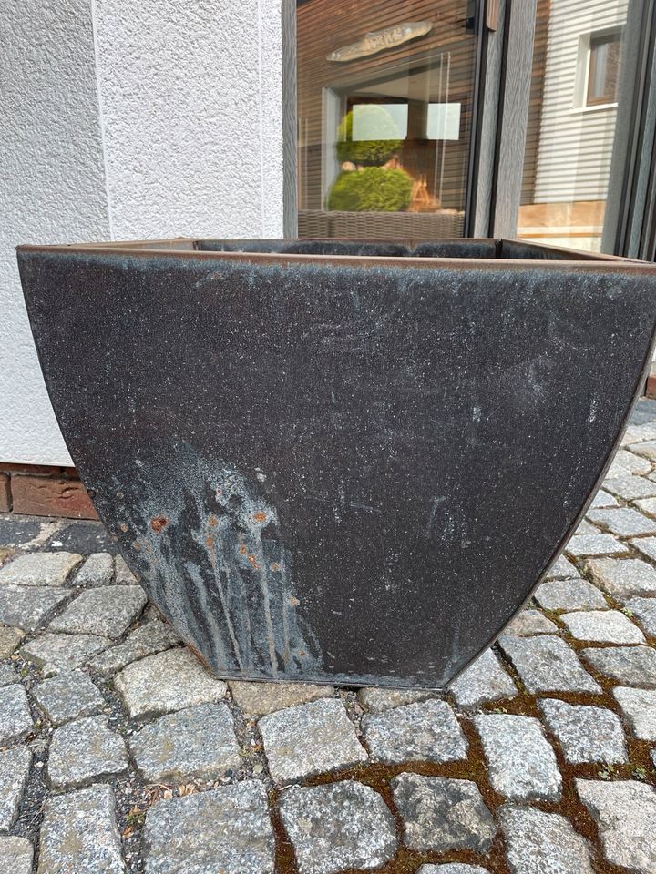 Blumenkübel aus Metall in Wüstheuterode