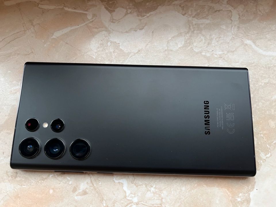 Samsung Galaxy S22 Ultra 128GB in Kuchen
