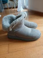 UGG Stiefel grau inklusive Schaffell Frankfurt am Main - Nordend Vorschau