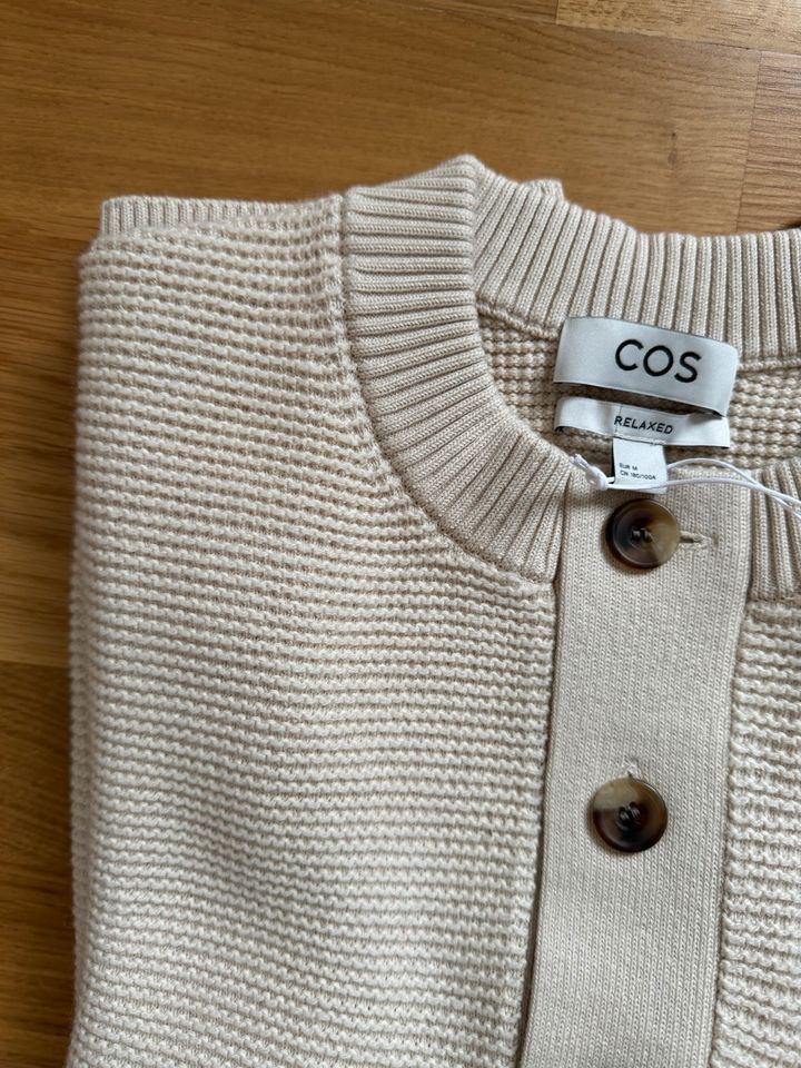 COS Strick Pullover mit Tasche und Knöpfen, beige, neu in Köln