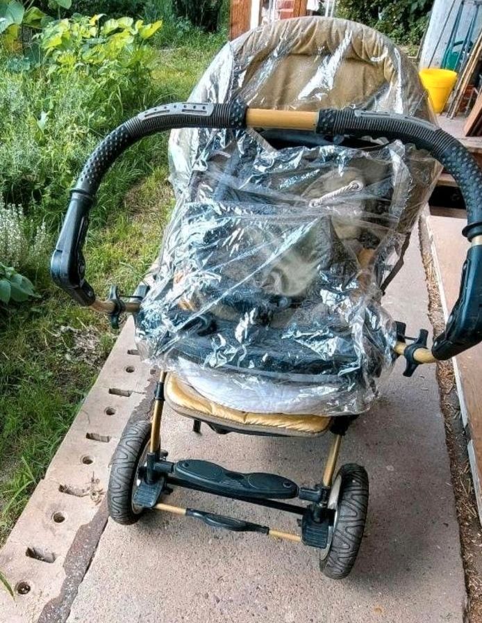 Kinderwagen mit Zubehör und Matratze in Potsdam