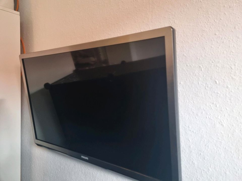 Philips Smart LED TV - 32 Zoll (80cm) inkl. Wandhalterung in Augsburg