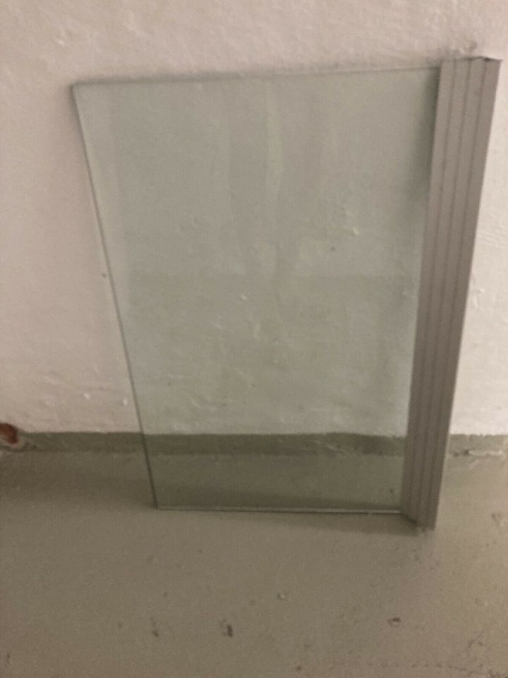 Regal aus Glas mit Wandhalterung in Bochum