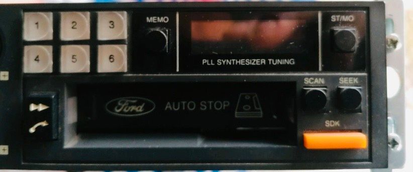 altes Ford Autoradio in Lieskau