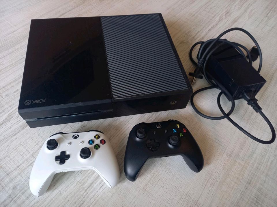 XBOX ONE mit zwei Controllern und acht Spielen in Kassel