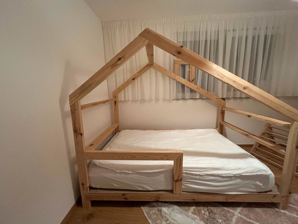 Kinder Holz Hausbett 120x200 in Wiesbaden