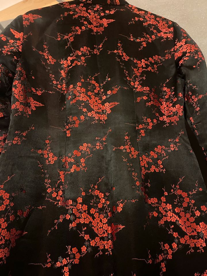 Original Geisha Kleid aus Seide Rot und Schwarz in Horben