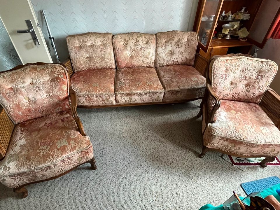 3er Couch (Chippendale?) mit Geflecht und zugehörigen 2 Sesseln in Breuberg