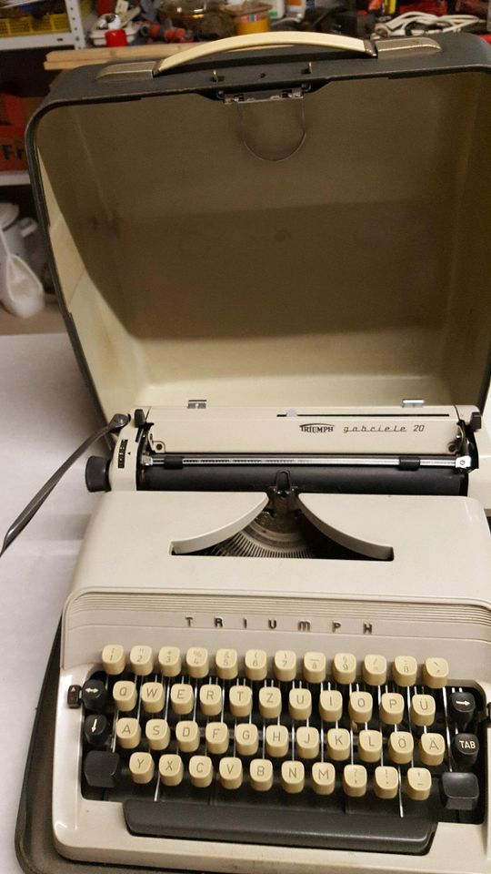 Triumph Schreibmaschine in Wüstenrot
