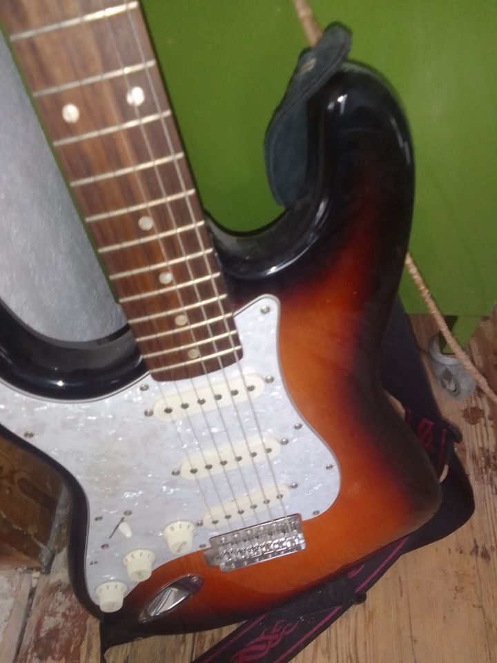 Squier by Fender Linkshänder E-Gitarre in Leipzig