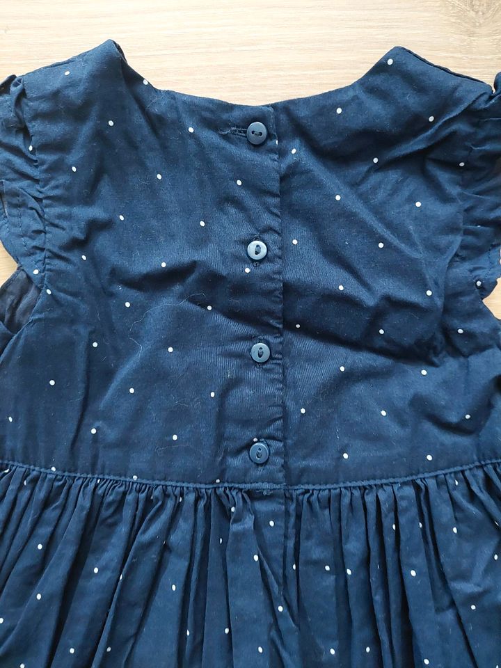 Kleid blau/weiß gepunktet (Gr. 86) in Berlin