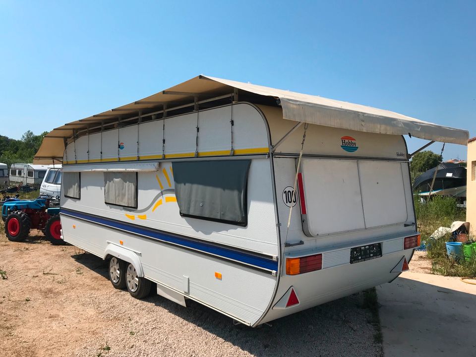 Wohnwagen steht in Kroatien auf der Insel Rab -Lopar Campingplatz in Gießen