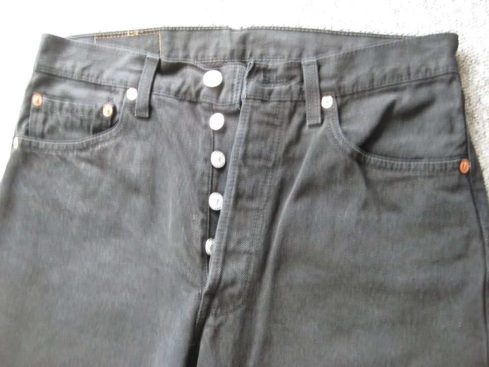 Jeans Levis 501 W32 / L32 straight Leg, Button Fly, neuwertig in Backnang
