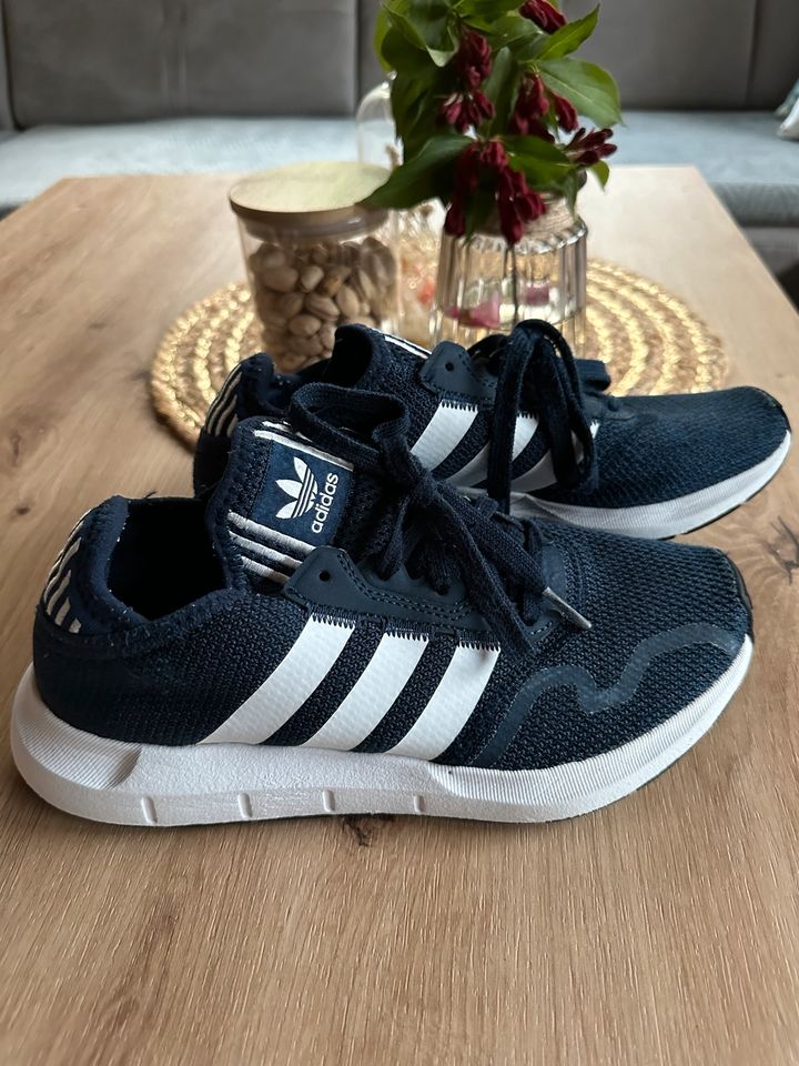 Adidas Schuhe gr.38 in Wilhelmshaven