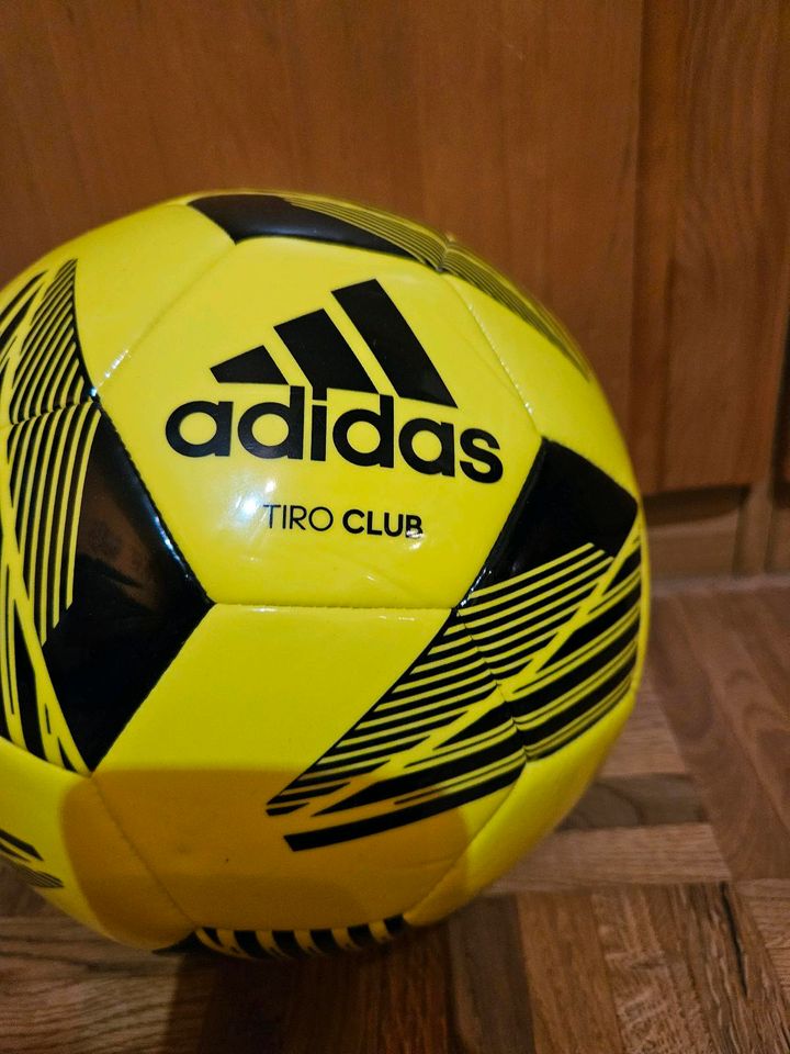 2x adidas Fußball Ball Gr. 5 UNBESPIELT + NEU in Sugenheim