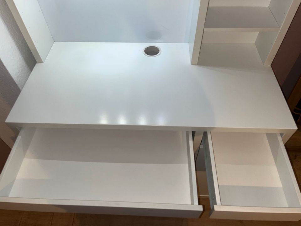 IKEA Schreibtisch Micke mit Aufsatz und Lampe in Schöneck