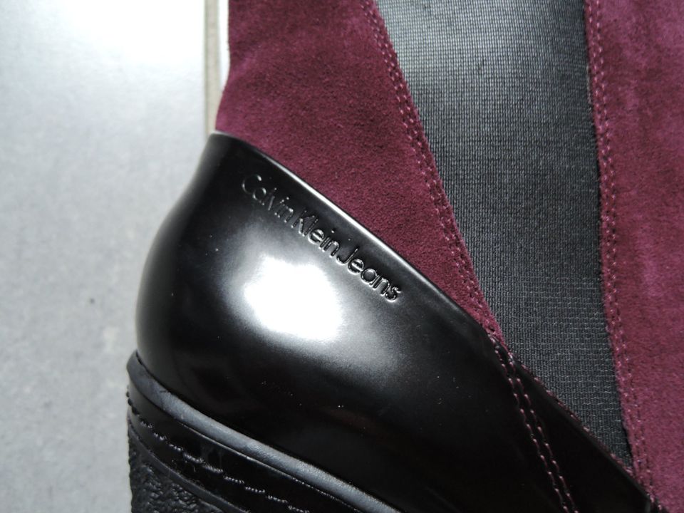 Calvin Klein Wildleder Stiefeletten Keilabsatz bordeaux schwarz in Rommerskirchen