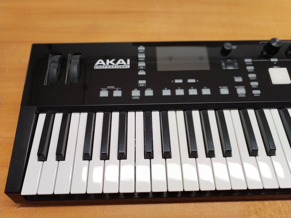 Midicontroller Akai Advance 61 in Raesfeld